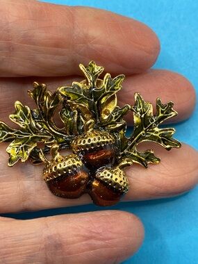 Vintage AVON Gold-Tone Oak Leaf Pin with Brown Enamel Acorns In Original Box